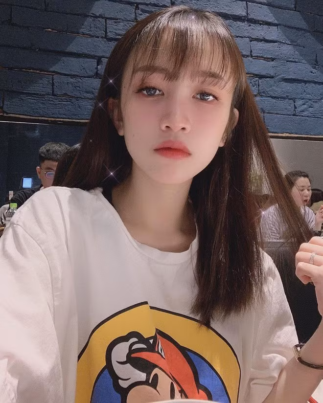 Thật may, trông cô nàng trẻ trung hơn rất nhiều sau khi cắt tóc mà nhìn tổng thể, mái tóc cũng suôn mượt, dày dặn hơn rất nhiều.