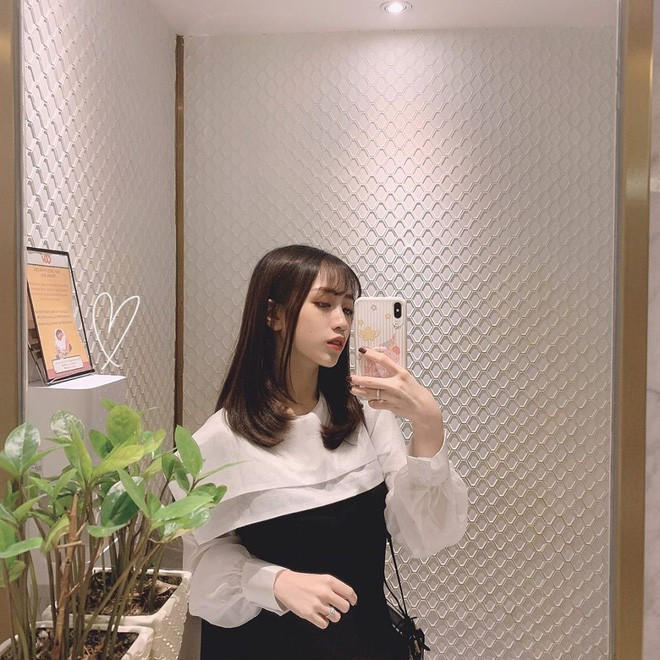 Minh Anh đã mạnh dạn "bye bye" với gần 15cm tóc. Đây là việc làm khiến khá nhiều người rụt rè do thời gian nuôi tóc khá lâu. Hơn nữa cũng không thể chắc chắn rằng mái tóc mới có phù hợp với bản thân không.