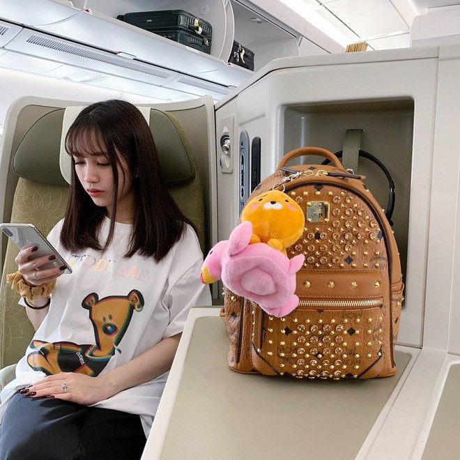 Thế mới thấy, chỉ cần thay đổi kiểu tóc 1 chút đủ cũng khiến vẻ ngoài khác biệt đáng kể.