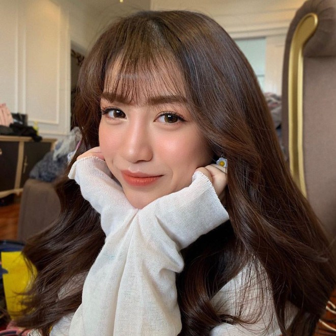 Bên cạnh dàn siêu xe và bộ sưu tập đồ hiệu đắt đỏ, Minh Anh còn khiến dân mạng chú ý bởi phong cách thời trang ấn tượng, thu hút. Đặc biệt là những kiểu tóc mà con gái Minh Nhựa từng làm.