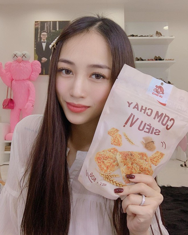 Tuy nhiên, có lẽ vì để mái tóc thẳng dài quá lâu nên đôi lúc, trông con gái đại gia Minh Nhựa bị già dặn hơn một chút so với tuổi.