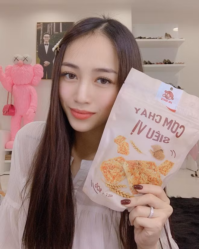 Tuy nhiên, có lẽ vì để mái tóc thẳng dài quá lâu nên đôi lúc, trông con gái đại gia Minh Nhựa bị già dặn hơn một chút so với tuổi.