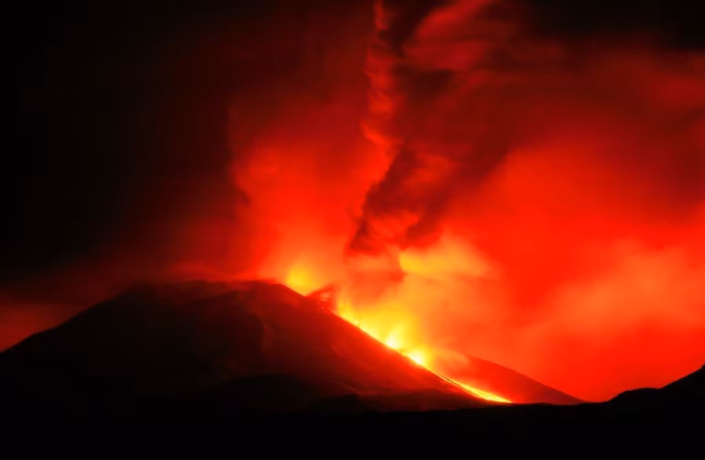 Núi Hekla (Iceland): Ngọn núi lửa hoạt động này được xem là cổng địa ngục từ thế kỷ 12, sau đợt phun trào vào năm 1104. Các đợt phun trào sau đó càng khẳng định tiếng tăm đặc biệt này. Năm 1341, một số khẳng định thấy chim bay giữa nham thạch và cho rằng đó là các linh hồn đang bị đày đọa. Ngày nay, Hekla còn được cho là nơi các phù thủy gặp gỡ quỷ dữ. Ảnh: Iceland Mag.