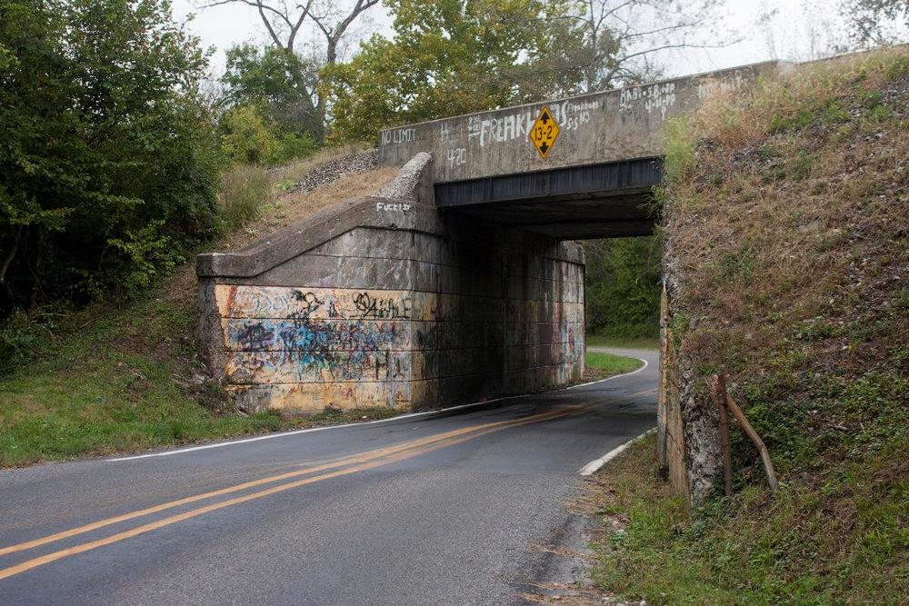Hellam Township (Pennsylvania, Mỹ): Thị trấn này được xem là nơi đặt 7 cánh cửa dẫn tới địa ngục. Nhiều người quan niệm bất cứ ai đi qua chúng sẽ rơi thắng xuống thế giới bên kia. Khu vực đặt chúng là một khu rừng, trong đó tương truyền có một nhà thương điên nằm trên đường Trout Run. Thực tế, nhà thương điên này không hề tồn tại, nhưng vẫn không ngăn được những người tò mò bỏ công tìm kiếm. Ảnh: Warm Soda Magazine.