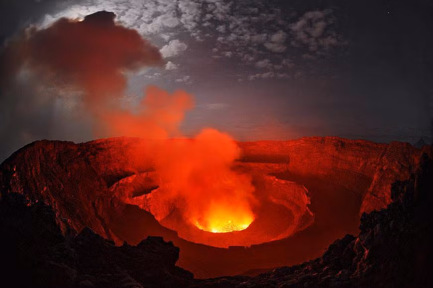 Núi lửa Masaya (Masaya, Nicaragua, Trung Mỹ): Người dân bản địa tin rằng có một nữ thần sống trong miệng hố núi lửa này. Tuy nhiên, nhiều người cho rằng hoạt động liên tục của núi lửa là do quỷ dữ sống phía dưới và đây là cửa ngõ dẫn đến địa ngục. Ngày nay, Masaya là một điểm tham quan ấn tượng với khói lưu huỳnh và nham thạch nóng chảy sôi sục. Ảnh: Explorerwandatours.
