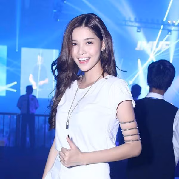 Trước khi cưới Mạc Hồng Quân, nhan sắc của Kỳ Hân được cho là đang ở thời kỳ đỉnh cao. Thời điểm đó, người hâm mộ không tiếc lời khen cho nhan sắc của cựu gà cưng của ông bầu Vũ Khắc Tiệp. Thậm chí, nhiều người còn đánh giá rằng cô xinh hơn hẳn so với bạn gái cũ của chồng là hot girl Ly Kute.