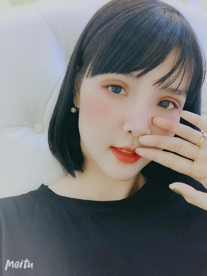 Tháng 7 vừa qua, người mẫu Kỳ Hân công khai tiếp tục phẫu thuật thẩm mĩ. Cô nàng hồ hởi khoe sắp có đôi mắt to tròn với nếp mí rõ ràng như mơ ước. Bức ảnh "tự sướng" của "chân dài" sau 1 tháng tân trang lại nhan sắc cũng khiến người hâm mộ thích thú, tuy mắt còn sưng nhưng bà xã cầu thủ Mạc Hồng Quân trông vẫn xinh như búp bê.