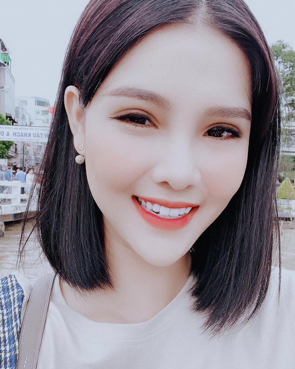 Đây không phải lần đầu Kỳ Hân công khai việc tân trang lại nhan sắc. Trước đó, người mẫu thừa nhận việc làm mũi lần đầu từ năm 2012 và sửa lại vào năm 2014 cho phù hợp với khuôn mặt.