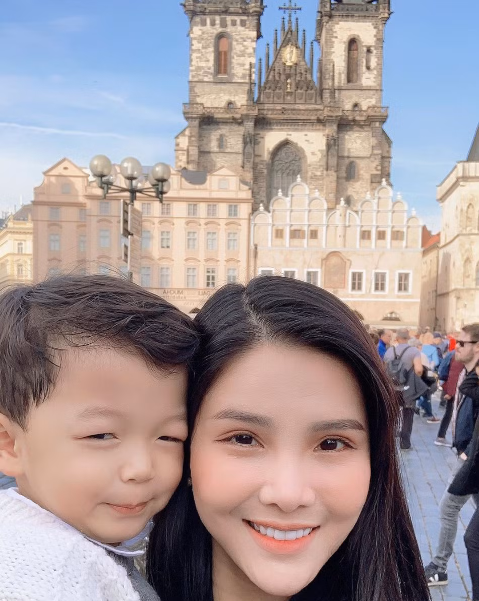 Tuy nhiên, những bức ảnh gần đây được cô nàng đăng tải trên trang cá nhân khiến người hâm mộ "phát hoảng". Kỳ Hân hậu phẫu thuật thẩm mĩ trông cứng nhắc, thiếu tự nhiên, gương mặt không cân đối.