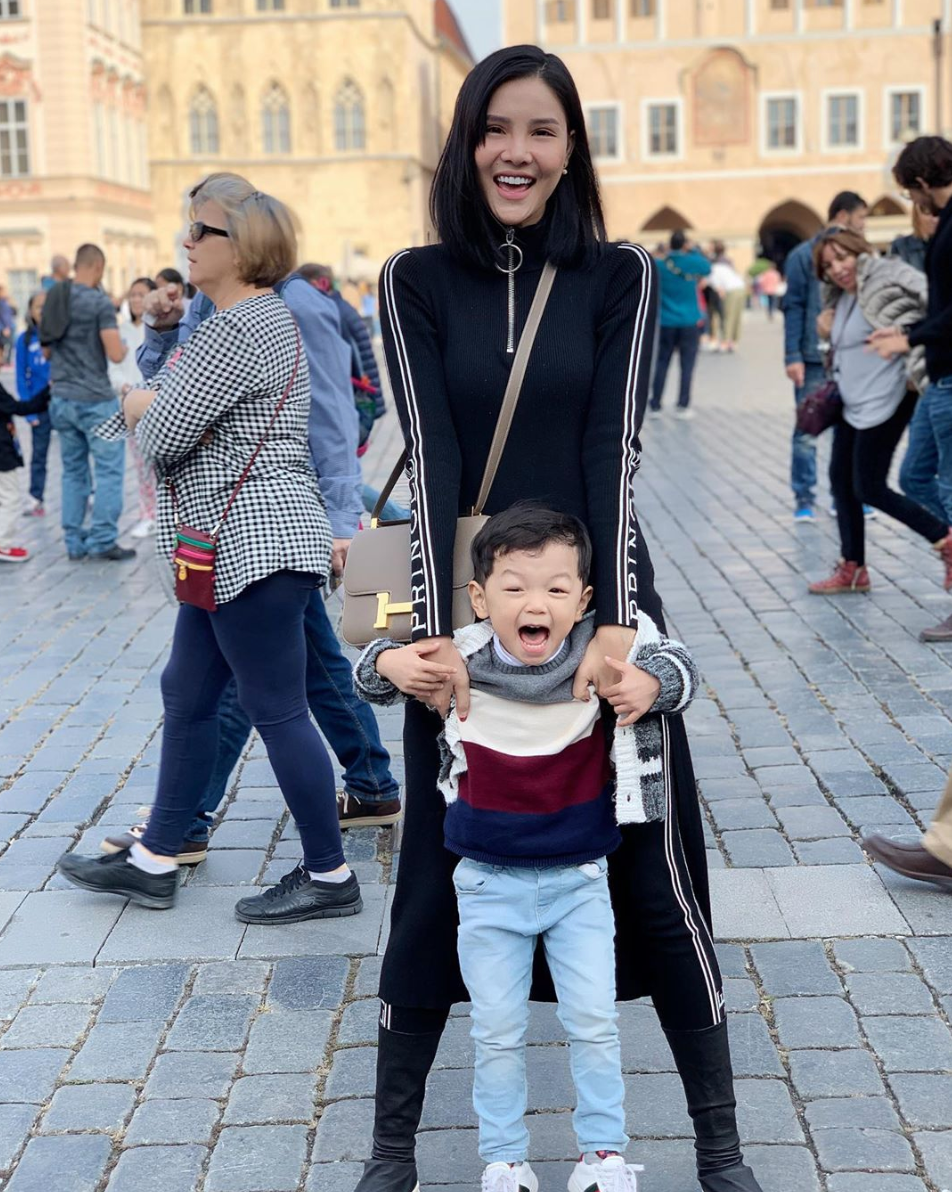 Tuy nhiên trong lần thẩm mĩ này, Kỳ Hân được cho là thất bại nhất. Trông "chân dài" già, không cân đối, các nét khá thô.