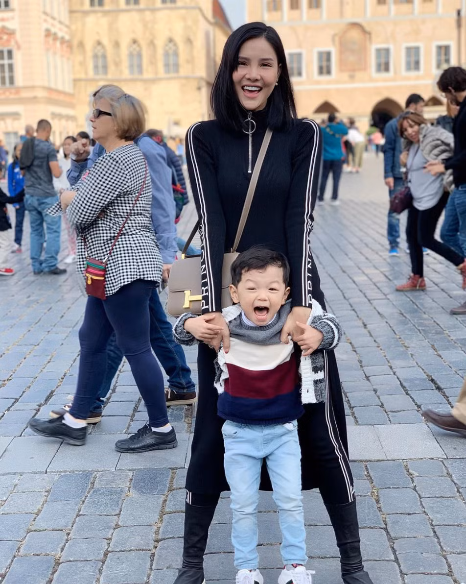 Tuy nhiên trong lần thẩm mĩ này, Kỳ Hân được cho là thất bại nhất. Trông "chân dài" già, không cân đối, các nét khá thô.