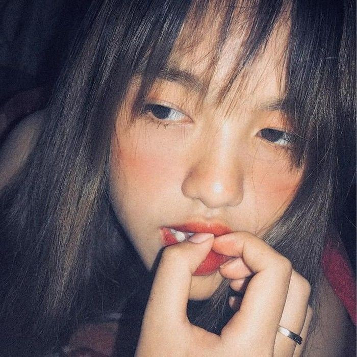 Nụ cười rạng rỡ mà má lúm đồng tiền cực duyên, Tú Anh có lợi thế hoàn toàn trong việc "đốn tim" người hâm mộ. Bên cạnh đó nữ cầu thủ cũng có nước da trắng, đôi má ửng hồng rất dễ thương.