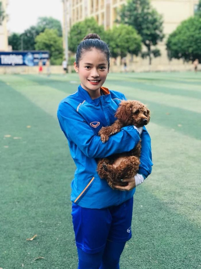 Thoạt đầu nhìn qua cô gái có ngoại hình nhỏ nhắn, khuôn mặt thanh tú và rất đỗi dịu dàng như Nguyễn Thị Xuân Diệp, không ai nghĩ cô lại là nữ cầu thủ chuyên nghiệp. Hiện tại cô nàng đang chơi cho CLB bóng đá nữ Hà Nội.