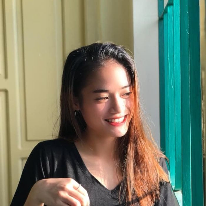 Nguyễn Thị Xuân Diệp gây chú ý nhờ nụ cười tươi luôn thường trực trên môi, đôi mắt to và khuôn mặt nhỏ nhắn, ưa nhìn. Trên sân cỏ, cô nàng cũng chiếm spotlight nhờ vẻ ngoài tươi tắn, tràn đầy sức sống.