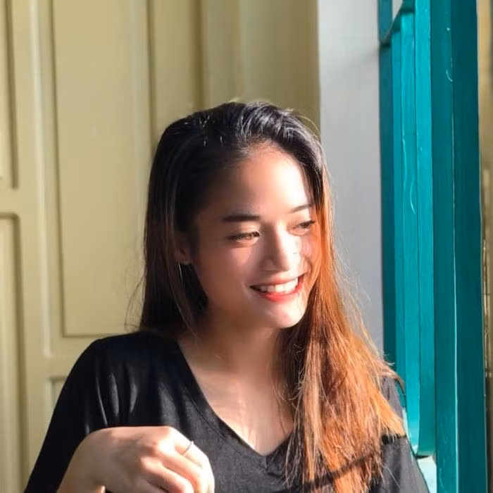 Nguyễn Thị Xuân Diệp gây chú ý nhờ nụ cười tươi luôn thường trực trên môi, đôi mắt to và khuôn mặt nhỏ nhắn, ưa nhìn. Trên sân cỏ, cô nàng cũng chiếm spotlight nhờ vẻ ngoài tươi tắn, tràn đầy sức sống.