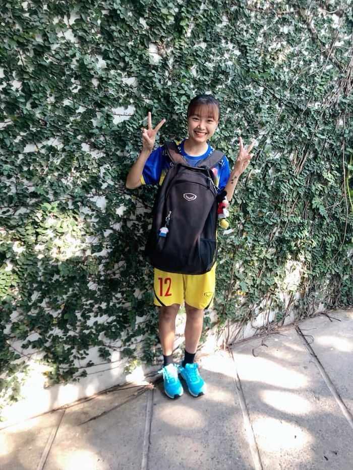 Là đồng đội tại CLB bóng đá nữ Hà Nội cùng với "hot girl sân cỏ" Hoàng Thị Loan, Thảo Anh gây chú ý nhờ vẻ ngoài giản dị, mộc mạc của mình. Trái ngược hoàn toàn với tính cách này, khi ra sân, cô nàng lại cực kỳ máu lửa và nhiệt huyết.