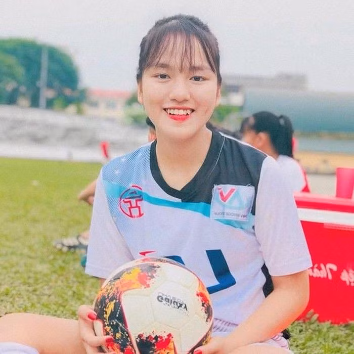 Sở hữu nhan sắc không hề thua kém nữ cầu thủ Hoàng Thị Loan, Nguyễn Thị Tú Anh đang khoác áo của CLB nữ Hà Nội I và chơi cho U12 nữ Việt Nam cũng được người hâm mộ quan tâm.