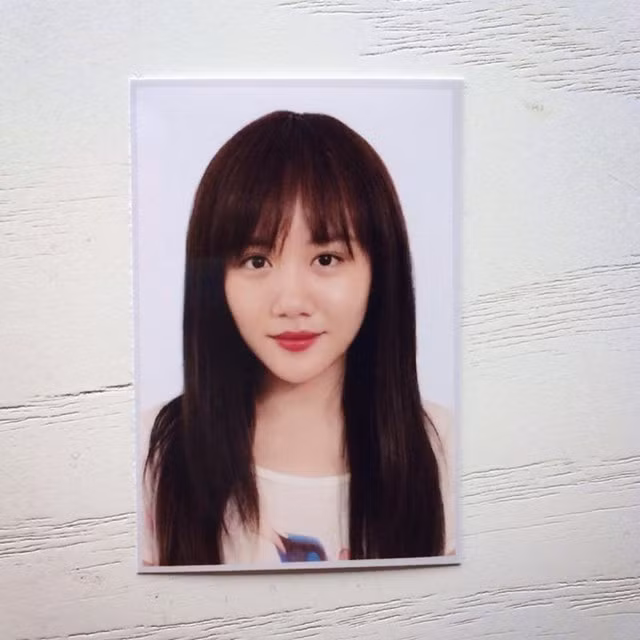 Văn Mai Hương khoe bức ảnh thẻ khá long lanh, xinh đẹp. Sinh năm 1994, song trong bức ảnh này, cô nàng trẻ hơn tuổi rất nhiều.