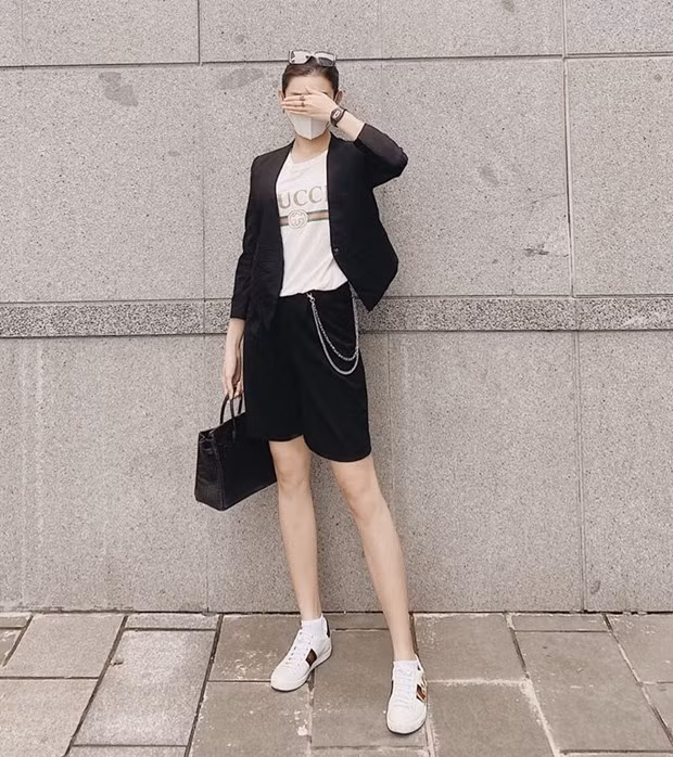 Quần bermuda và blazer dáng ngắn là biến tấu thú vị, được Huyền My mix ngẫu hứng với áo thun Gucci xuống phố. Á hậu nổi bật với vẻ ngoài năng động khi mang giày sneakers song cũng không kém phần sang trọng nhờ xách túi Hermès đắt giá.