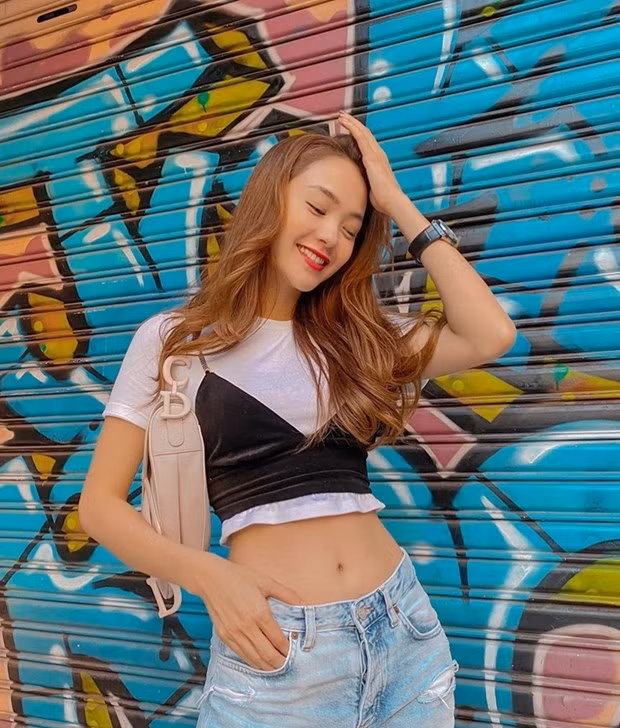 Nhờ layer crop top và quần jeans, Minh Hằng đã phô trọn vòng eo ''con kiến'' đáng ngưỡng mộ ở tuổi 33. Nữ ca sỹ còn biến túi Dior thành thiết kế quai ngắn theo đúng ''hot trend'' mùa Hè.