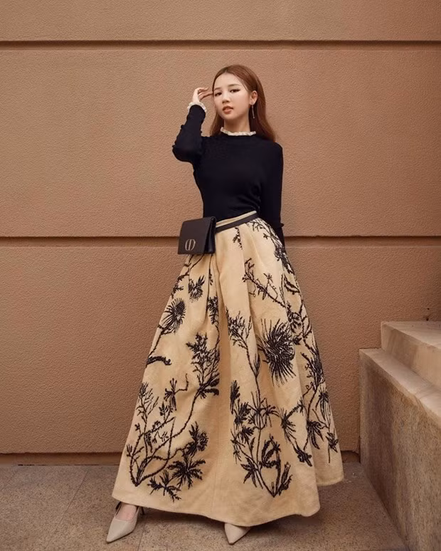 Amee hóa tiểu thư trong thiết kế áo thun, phối cùng chân váy của Dior và kết hợp túi đeo hông để tạo điểm nhấn sau những ngày giãn cách xã hội.