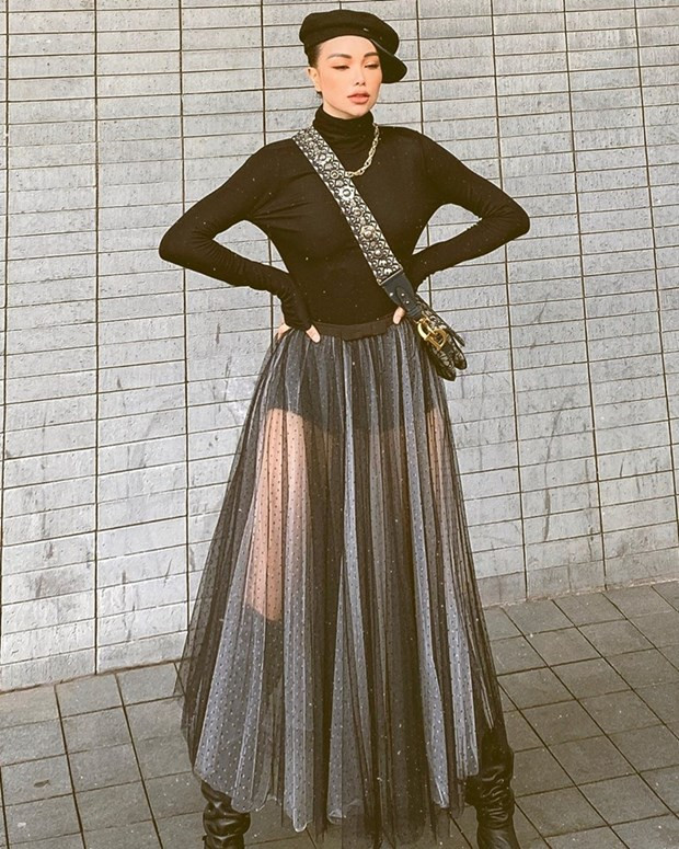 Áo thun đen và chân váy cũng là combo được Trà Ngọc Hằng ưu ái trong ngày trở lại với ''sàn diễn đường phố''. Người đẹp showbiz Việt mix phụ kiện boots, mũ beret và túi Saddle, vừa sang chảnh vừa cá tính.