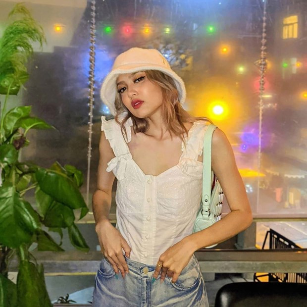 Mang túi quai ngắn màu xanh bạc hà, Fung La cũng ''bánh bèo hóa'' khi diện quần jeans cùng áo quai dây.