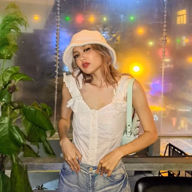 Mang túi quai ngắn màu xanh bạc hà, Fung La cũng ''bánh bèo hóa'' khi diện quần jeans cùng áo quai dây.