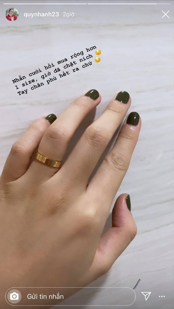 Mới đây, cô nàng phải lên mạng xã hội than thở vì chân tay phù ra rõ rệt. Đến nỗi chiếc nhẫn cưới đã mua rộng hơn 1 size mà giờ chật ních.