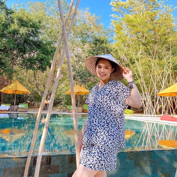 Sau khi mang bầu, Quỳnh Anh làm quen với những bộ trang phục rộng rãi, làm từ chất vải lanh vừa thoáng mát lại khéo léo che được dáng và bụng bầu.