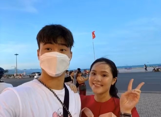 Kể từ khi mang bầu, nhan sắc của vợ Duy Mạnh thay đổi khá nhiều. Có thể thấy, cô nàng tăng cân đáng kể, mặt bụ bẫm hơn hẳn trước đây.