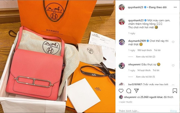 Đang mang bầu, Quỳnh Anh vẫn yêu chiều bản thân khi liên tục sắm đồ hiệu. Mới đây nhất là một chiếc túi đến từ thương hiệu Hermes. Cô nàng tiết lộ giá của nó bằng một cuốn sổ tiết kiệm.