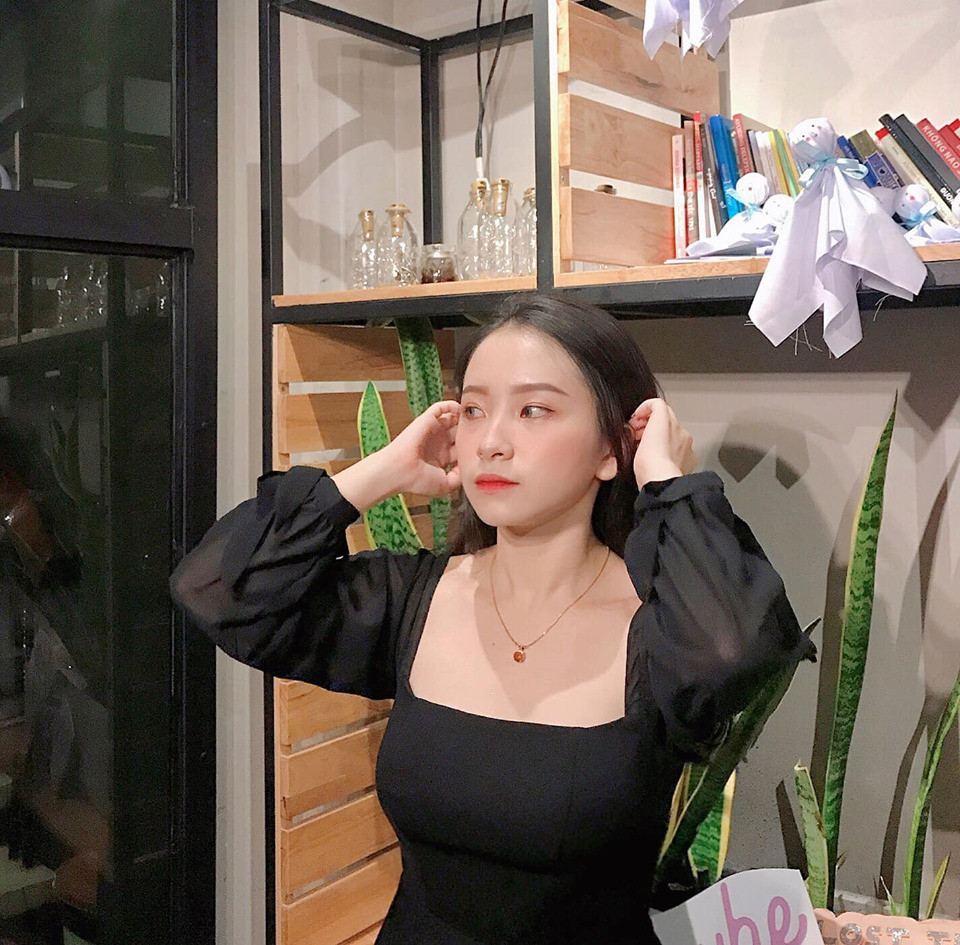 Được biết, những bức ảnh Lan Hương được học sinh chụp lén trong lớp khi cô nàng tham gia kỳ thực tập tại một trường học.