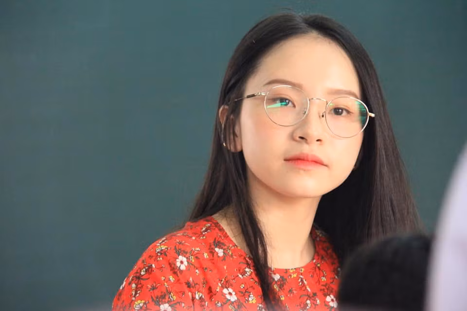 Theo những thông tin tìm được, cô giáo xinh đẹp xuất hiện trong những bức hình gây xôn xao CĐM có tên là Lan Hương, đến từ Thái Bình và sinh năm 1998.