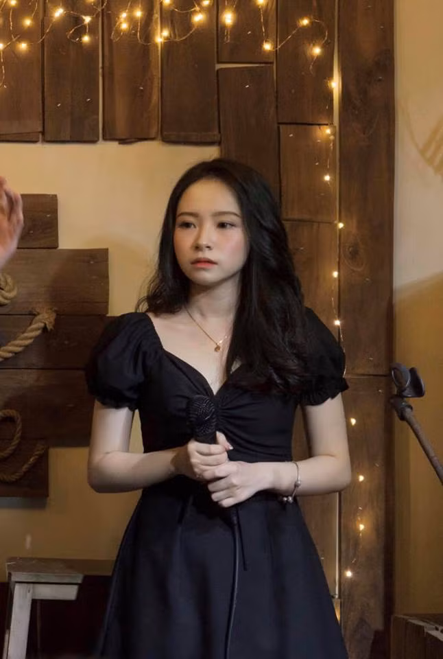 Ngoài việc học tập và giảng dạy, Lan Hương còn có niềm đam mê rất lớn với ca hát. Cô là thành viên tích cực của câu lạc bộ âm nhạc tại trường đại học.