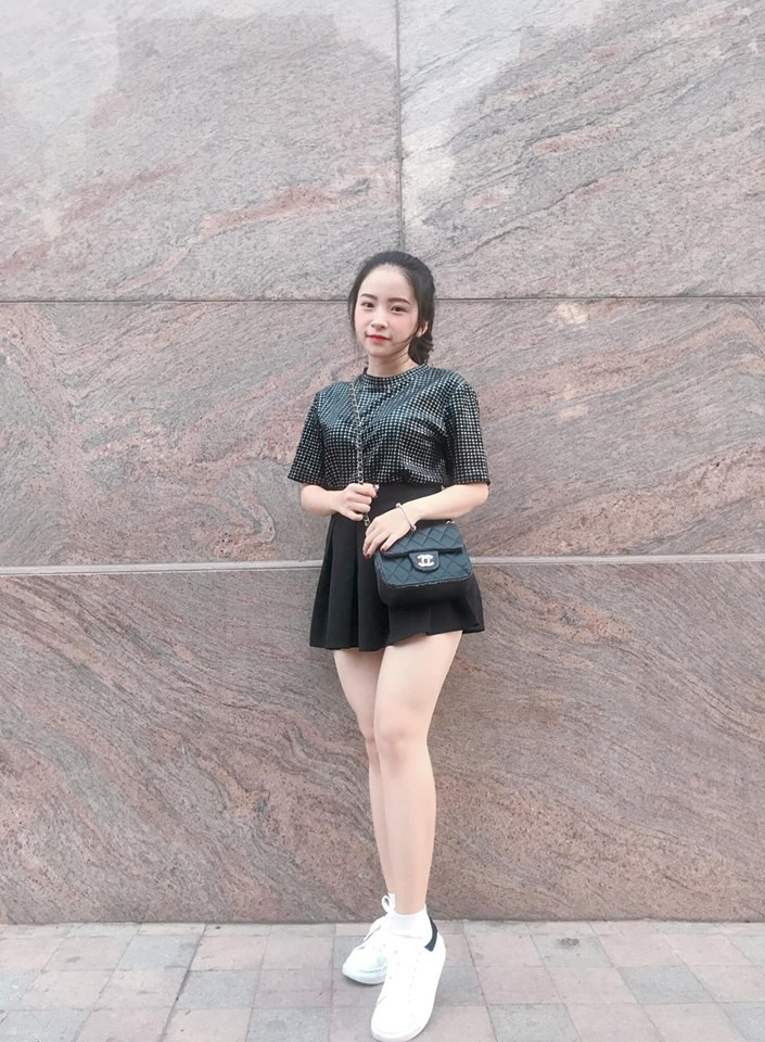 Hiện tại, những hình ảnh và thông tin của cô giáo xinh đẹp như thiên thần đang thu hút sự quan tâm của CĐM và nhận về hàng ngàn lượt like và rất nhiều bình luận khen ngợi về ngoại hình.