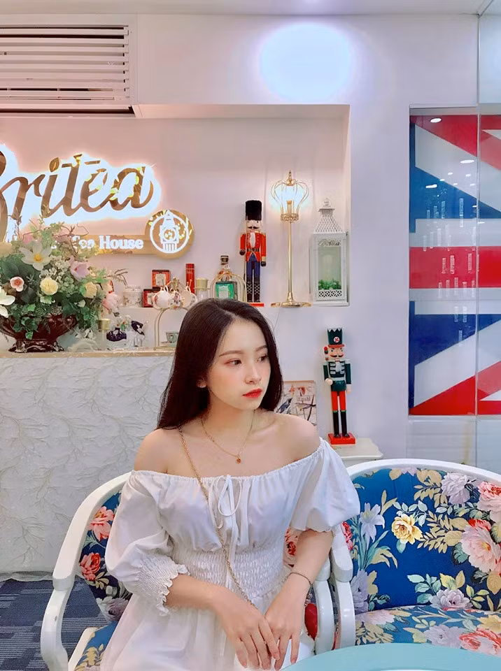 Bên dưới bài đăng, rất nhiều bình luận từ cư dân mạng đùa rằng "nếu có cô giáo sinh đẹp như vậy dạy học chắc chắn sẽ không bao giờ có chuyện lười biếng".