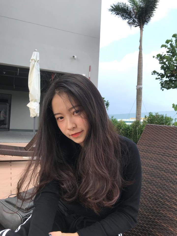 Lan Hương được nhận xét là cô giáo có gương mặt xinh đẹp, trẻ trung so với tuổi khiến nhiều người tưởng nhầm là nữ sinh trung học.