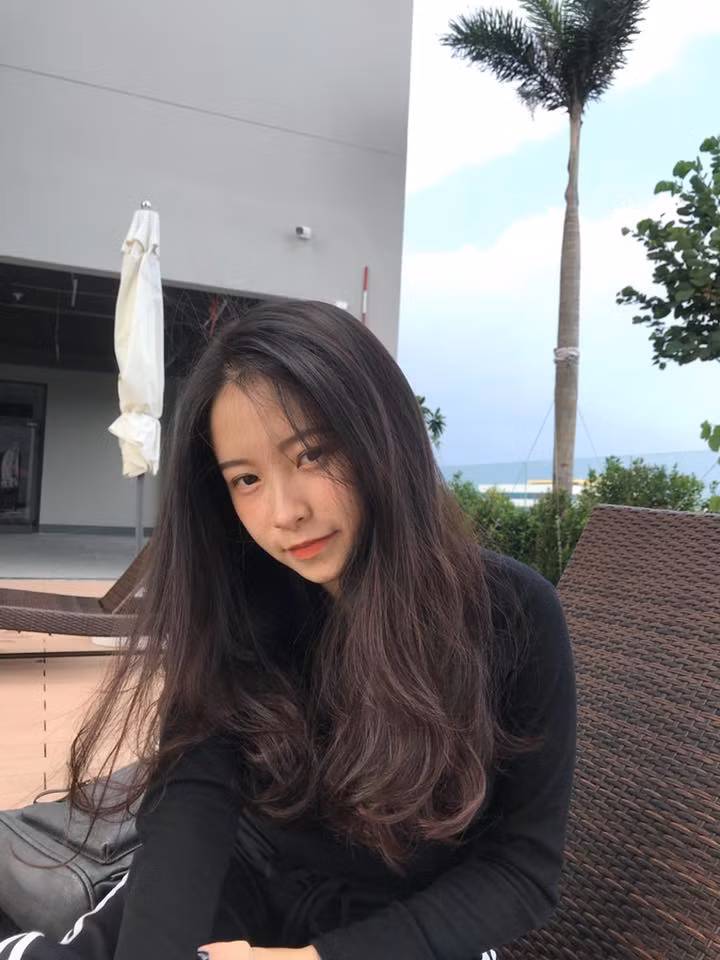 Lan Hương được nhận xét là cô giáo có gương mặt xinh đẹp, trẻ trung so với tuổi khiến nhiều người tưởng nhầm là nữ sinh trung học.