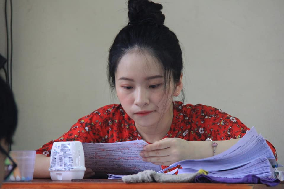 Những bức hình về cô giáo trẻ dạy tiếng Anh xinh đẹp ngay lập tức thu hút sự chú ý của CĐM với hàng ngàn lượt chia sẻ và bình luận.