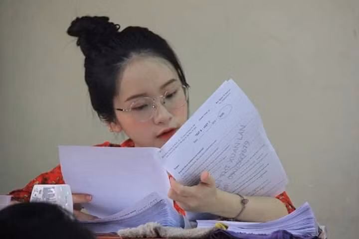 Mới đây, hình ảnh cô giáo tiếng Anh chăm chú xem bài kiểm tra của học sinh đã khiến dân mạng xôn xao.