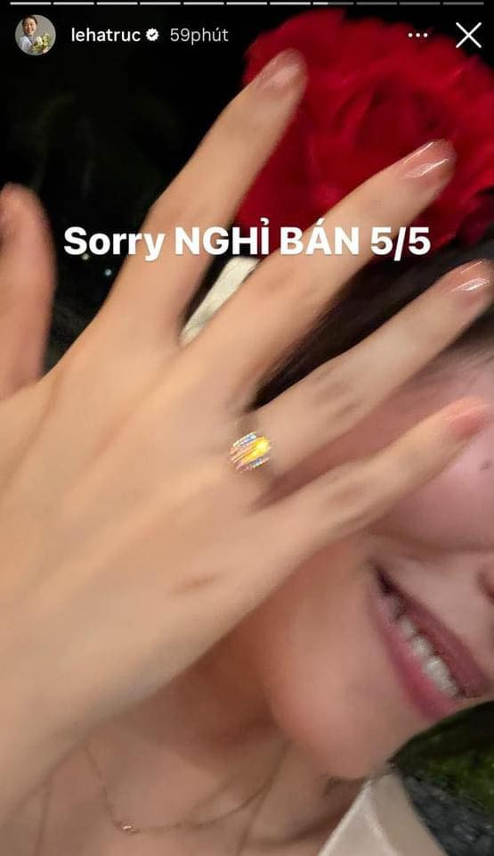 Mới đây, cô nàng vừa đăng tải khoảnh khắc được bạn trai cầu hôn với chiếc nhẫn kim cương trên ngón áp út cùng trạng thái: "Đầu óc tôi lùng bùng, tôi không biết viết gì nữa nhưng là vậy đó…"