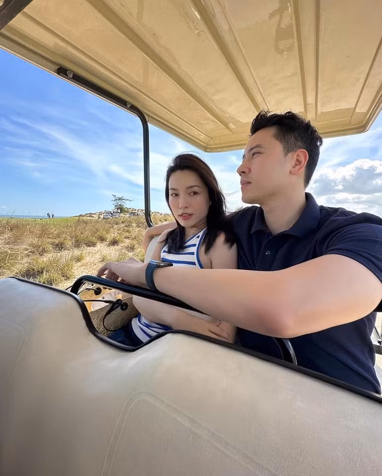 Hà Trúc còn được biết đến là "đại gia ngầm" khi điều hành công ty riêng, tậu nhà tiền tỉ trước tuổi 25 hay có BST túi Chanel khiến ai cũng trầm trồ.