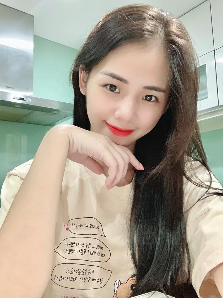 Được mệnh danh là "thánh nữ cover" với giọng hát truyền cảm, thậm chí hay hơn bản gốc khiến Hương Ly sở hữu một lượng người hâm mộ nhất định. Vừa xinh đẹp lại vừa hát hay, tưởng chừng con đường bước chân vào showbiz của cô nàng sẽ rất dễ dàng nhưng thời gian gần đây, cô thường xuyên vướng phải những rùm beng không đáng có.