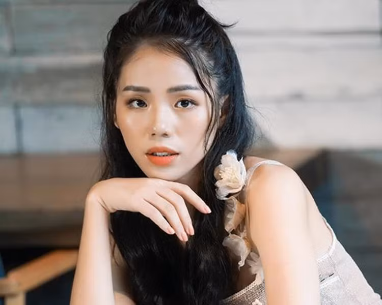 Mới đây, quản lý của Hương Ly bị đánh giá là thiếu chuyên nghiệp khi công khai tin nhắn với đại diện phía Erik. Theo đó phía Erik chủ động nhờ Hương Ly cover để quảng cáo ca khúc. Chưa hết, phía "thánh nữ cover" mới đây lại tiếp tục tố Đức Phúc vô ơn khi không đồng ý cho cô nàng hát lại ca khúc "Hết thương cạn nhớ".