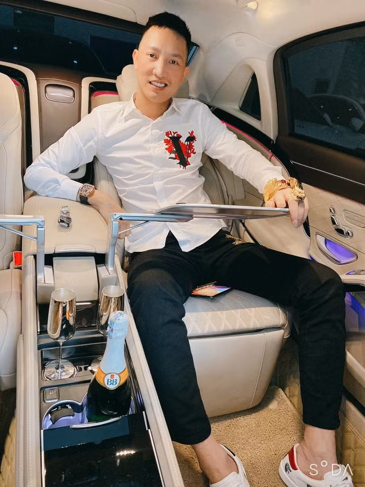 Trước khi ra mắt MV, Huấn Hoa Hồng ra mắt sách dạy làm giàu trị giá gần 800.000 đồng khiến không ít tranh cãi nổ ra. Sau khi bị Cục Xuất bản "sờ gáy", giang hồ quê Yên Bái thừa nhận bản thân là người ít học, thiếu hiểu biết nên có hành động không đúng.