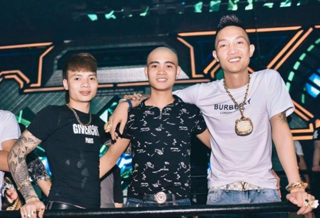 Trước Huấn Hoa Hồng, Khá Bảnh là giang hồ mạng gây chú ý trên mạng xã hội. Tên tuổi của anh gắn liền với điệu "múa quạt" được đánh giá là chẳng giống ai.