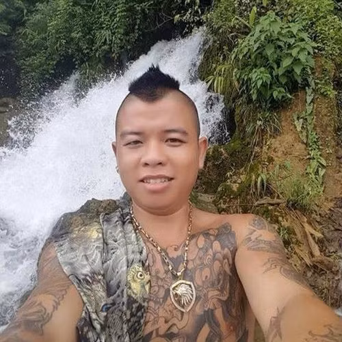 Tháng 4/2017, "thánh chửi" nhận án 32 tháng tù giam về tội gây rối trật tự công cộng và hủy hoại tài sản. Thời gian gần đây, anh thường xuyên đi làm từ thiện khiến ai nấy đều ngỡ ngàng.