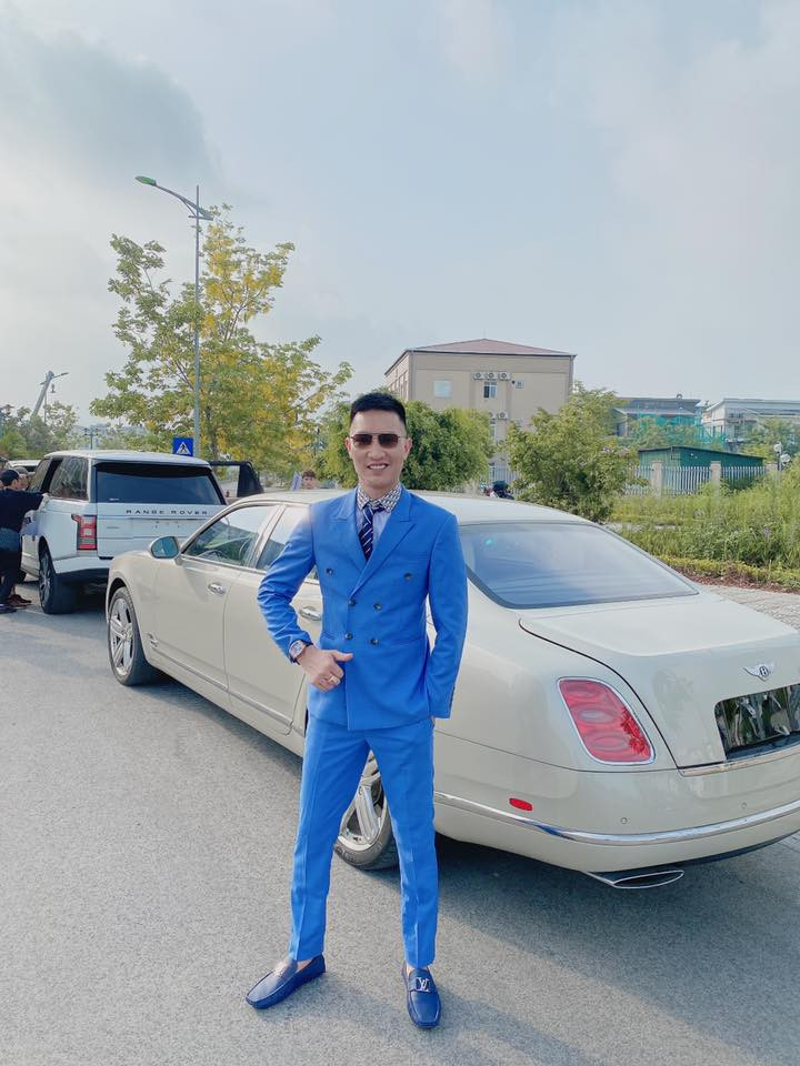 Sau khi Khá Bảnh bị bắt, giang hồ mạng Huấn Hoa Hồng là cái tên tiếp theo nhận được sự quan tâm của dân mạng. Trang fanpage của nhân vật này trên mạng xã hội thu hút hơn 1,2 triệu người đăng ký theo dõi. Nhưng đa phần mọi người đều tỏ ra rất khó chịu với cách nói chuyện của nhân vật này.