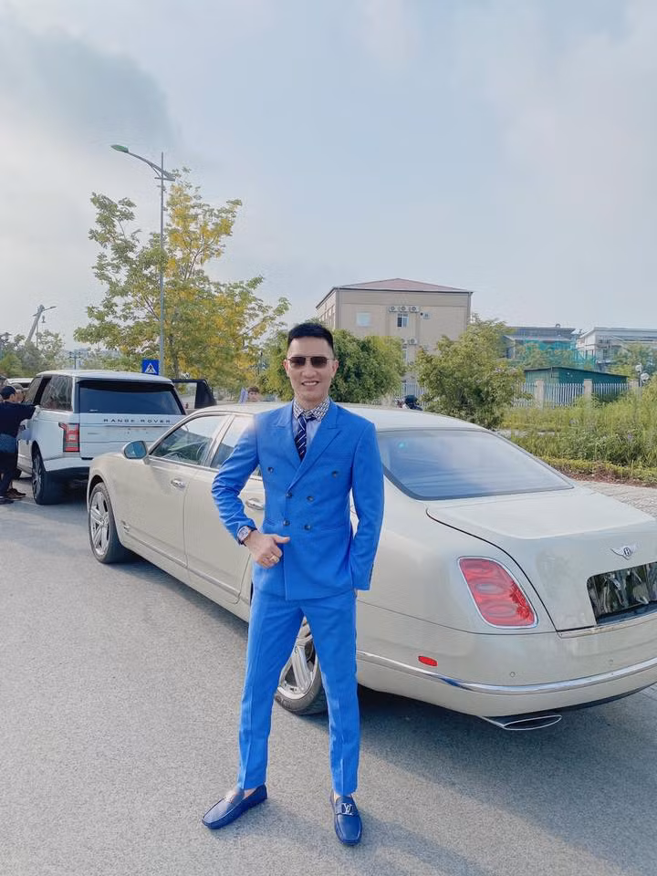 Sau khi Khá Bảnh bị bắt, giang hồ mạng Huấn Hoa Hồng là cái tên tiếp theo nhận được sự quan tâm của dân mạng. Trang fanpage của nhân vật này trên mạng xã hội thu hút hơn 1,2 triệu người đăng ký theo dõi. Nhưng đa phần mọi người đều tỏ ra rất khó chịu với cách nói chuyện của nhân vật này.